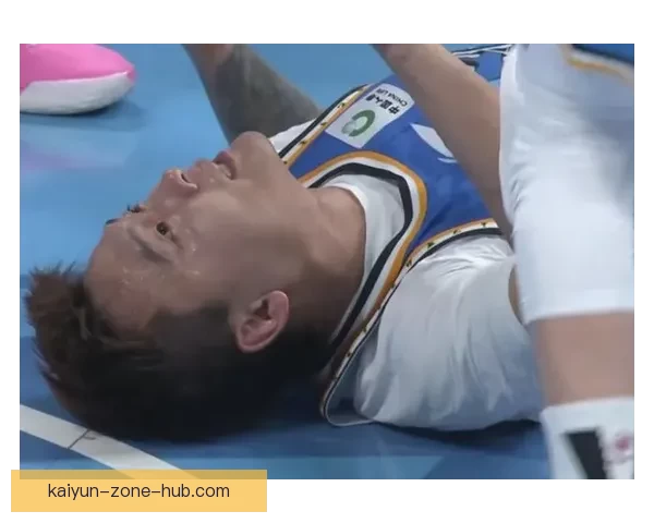 突发意外！赵睿膝盖受伤痛苦倒地被搀扶离场检查